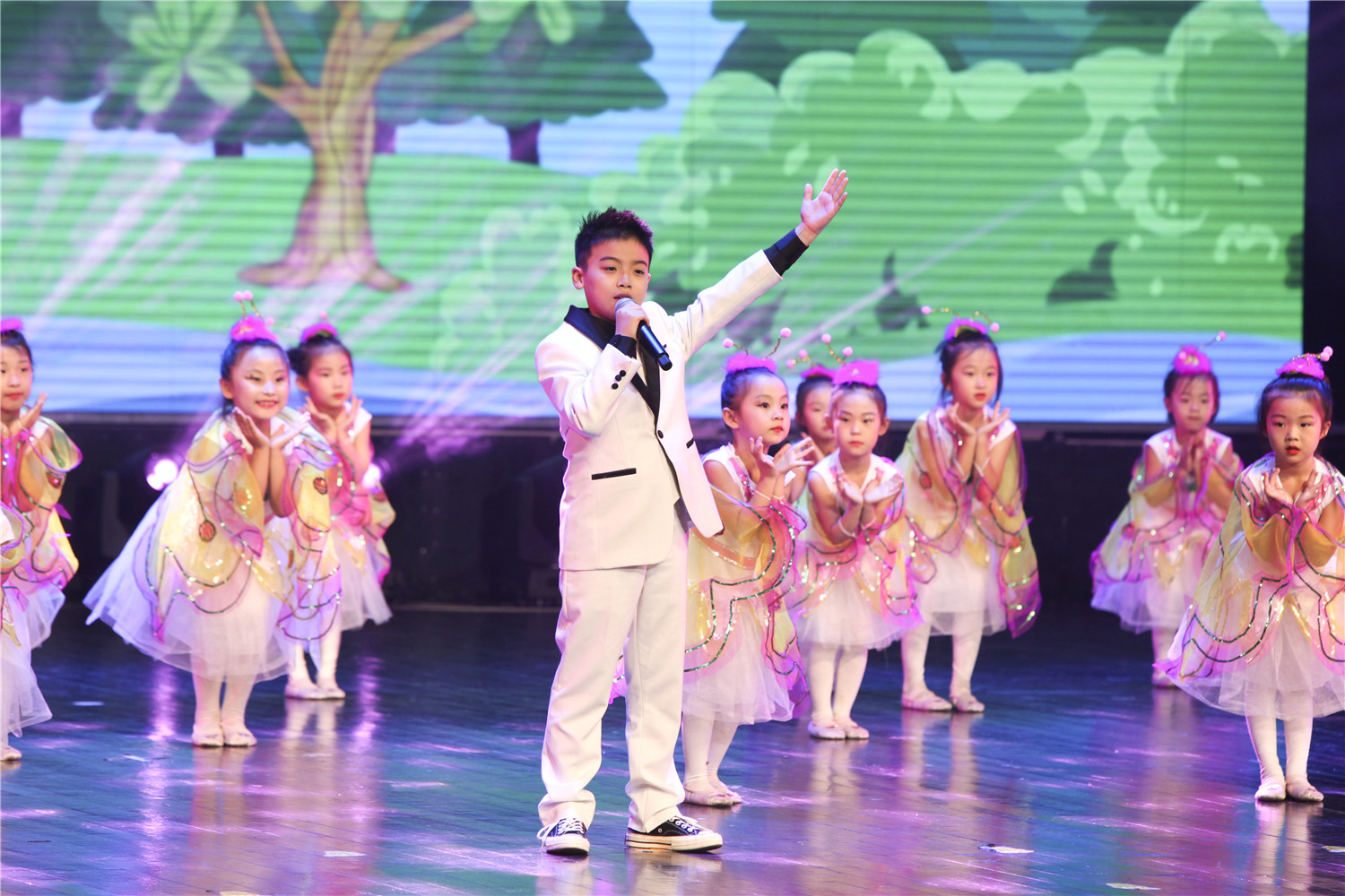 知名少儿歌手王嵩淇演唱著名作曲家平安俊经典歌曲《童心是小鸟》